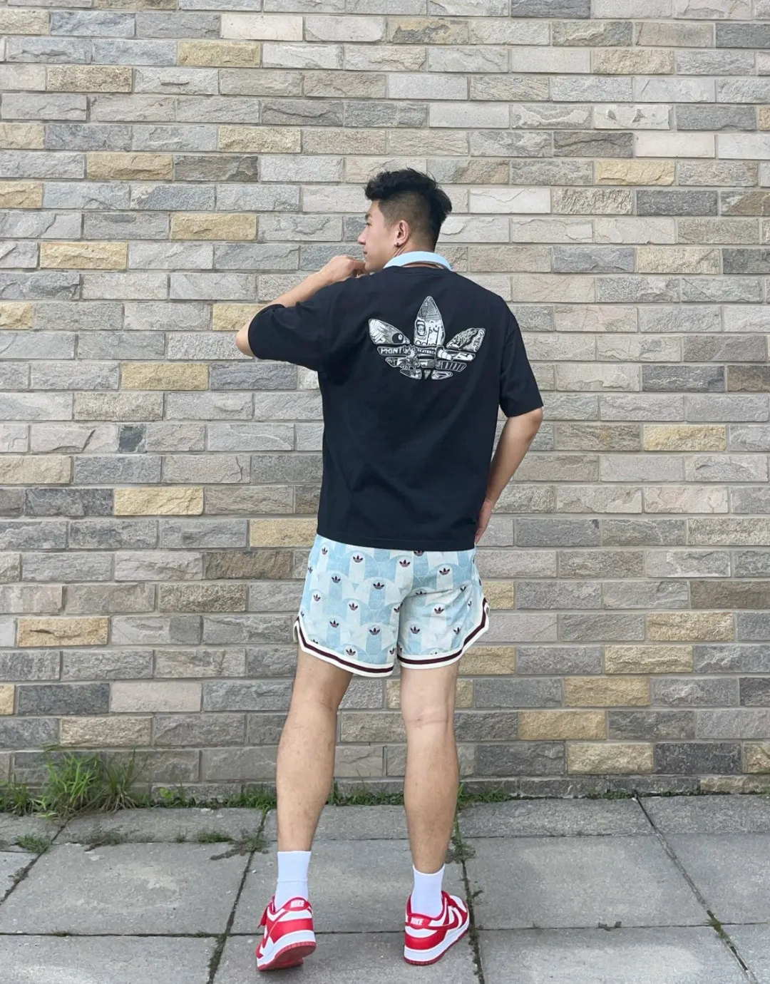 𝟬𝟱𝟰𝟬#Exclusive real shot/difference between various stolen pictures and online version on the market [Adidas Trefoil𝗮𝗱𝗶𝗱𝗮𝘀 𝗼𝗿𝗶𝗴𝗶𝗻𝗮𝗹𝘀 𝘅 𝗛𝗢𝗢𝗣 𝗬𝗢𝗥𝗞 𝗖𝗜𝗧𝗬 Joint model 𝗔𝗟𝗟𝗢𝗩𝗘𝗥 𝗣𝗥𝗜𝗡𝗧 Brand 𝗹𝗼𝗴𝗼 Fully printed comfortable and loose sports shorts] Same Style for men and women ✅Full set of 1:1 customized accessories ➕Customized three-label ➕𝗬𝘂𝗮𝗻 version hang tag ➕𝗹𝗼𝗴𝗼 packaging bag 🔥 ➕Scan the tag to enter the official website. ✅Top Original version, ins Xiaohongshu Got it from Kuaishou, and many bloggers are wearing it. ✅The clover logo design is printed all over, and the clover logo is super recognizable✨. Loose fit, comfortable to wear and Breathable, suitable for summer commuting, leisure, and sports! With Versatile attributes, it can be worn casually and easily switch between street or vacation styles. It is a must-have item in your summer wardrobe! Color: White Blue Size: S-XXL